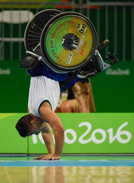 Paralimpiadi di Rio. Performance di danza durante il match di rugby tra Usa e Francia. (Afp). 